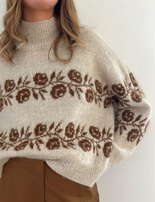Strickpaket Rosie Sweater von Lene Holme Samsøe aus Tynn Peer Gynt oder Tvinni + Silk Mohair von Sandnes
