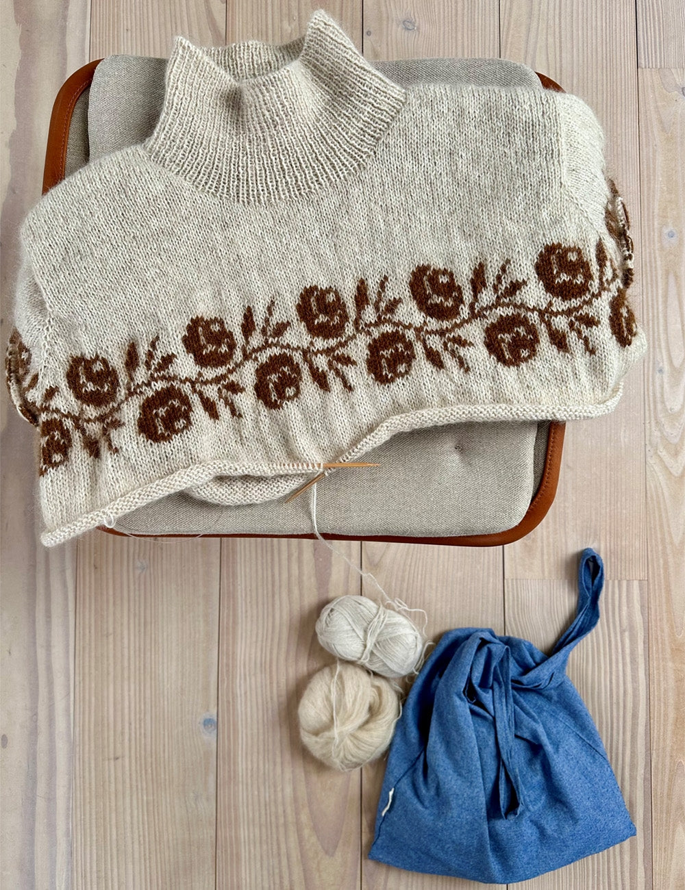 Strickpaket Rosie Sweater von Lene Holme Samsøe aus Tynn Peer Gynt oder Tvinni + Silk Mohair von Sandnes