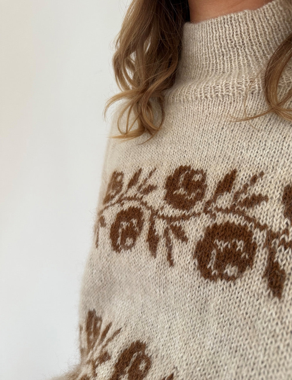 Strickpaket Rosie Sweater von Lene Holme Samsøe aus Tynn Peer Gynt oder Tvinni + Silk Mohair von Sandnes