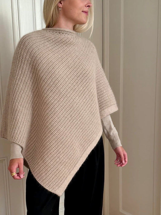 Strickpaket My Flow Poncho von Norgard Knit aus dem Originalgarn von Gepard
