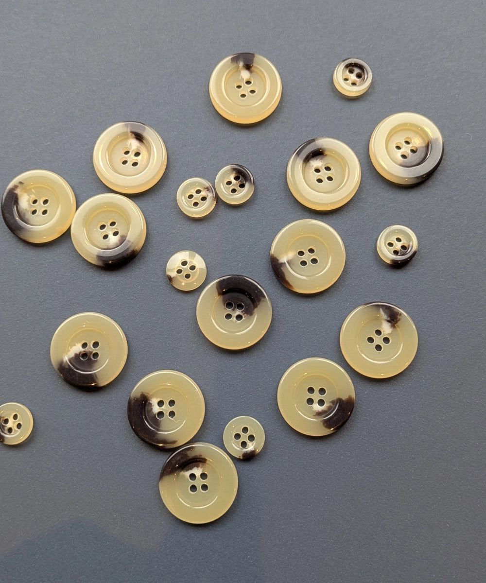 Knopf in Hornoptik mit 4 Löchern, aus Galalith ⌀ 12 mm, 23 mm