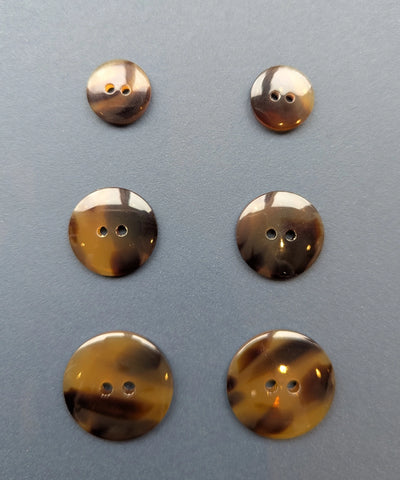 Knopf mit 2 Löchern, honigbraun aus Galalith in Hornoptik, ⌀ 15 mm, 20 mm, 25 mm