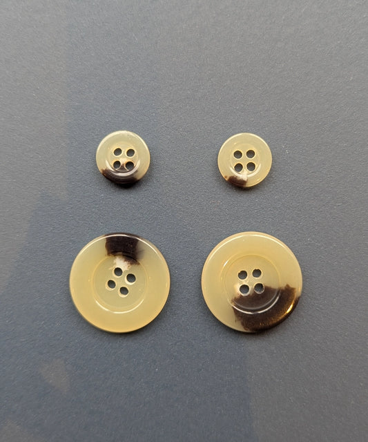 Knopf in Hornoptik mit 4 Löchern, aus Galalith ⌀ 12 mm, 23 mm