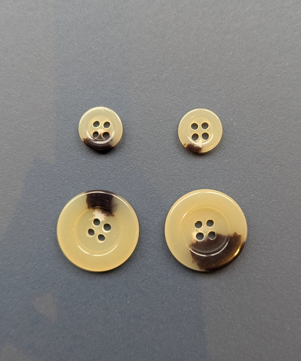 Knopf in Hornoptik mit 4 Löchern, aus Galalith ⌀ 12 mm, 23 mm