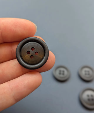 Knopf in schwarz mit 4 Löchern, aus Galalith ⌀ 18 mm, 23 mm