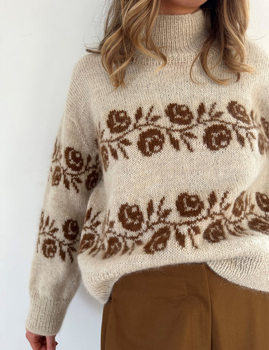 Strickpaket Rosie Sweater von Lene Holme Samsøe aus Tynn Peer Gynt oder Tvinni + Silk Mohair von Sandnes