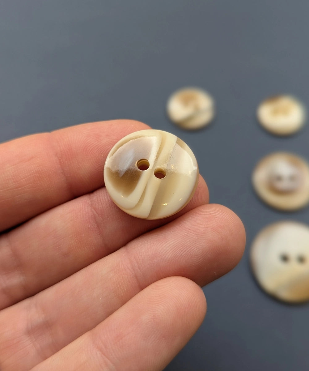 Knopf mit 2 Löchern beige-hellbraun aus Galalith in Hornoptik, ⌀ 15 mm, 20 mm, 25 mm