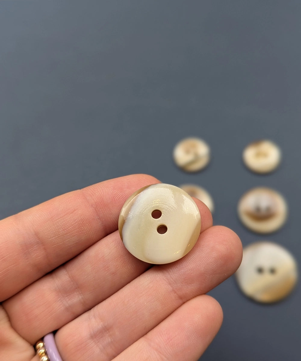 Knopf mit 2 Löchern beige-hellbraun aus Galalith in Hornoptik, ⌀ 15 mm, 20 mm, 25 mm