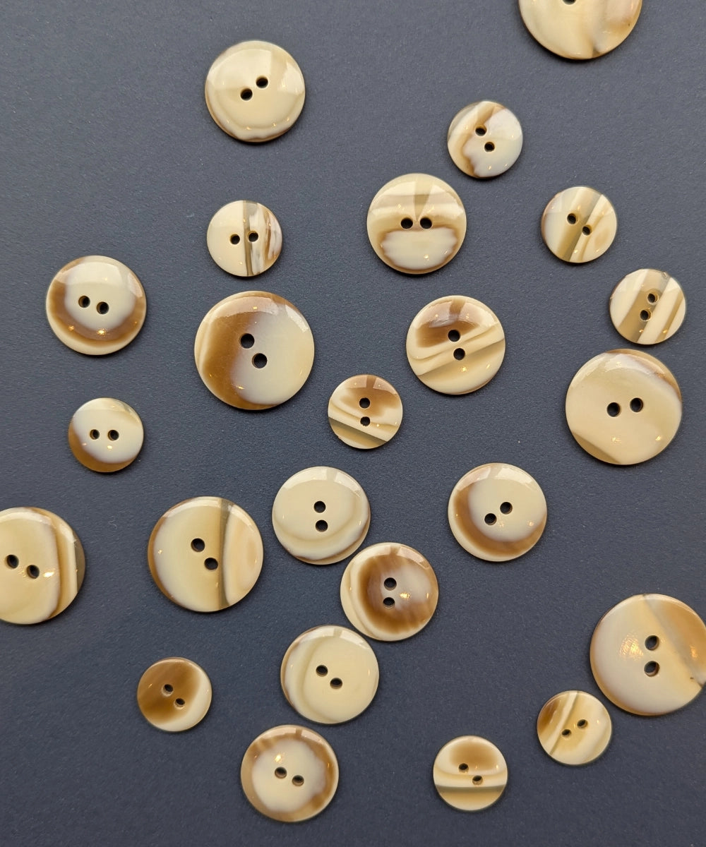 Knopf mit 2 Löchern beige-hellbraun aus Galalith in Hornoptik, ⌀ 15 mm, 20 mm, 25 mm