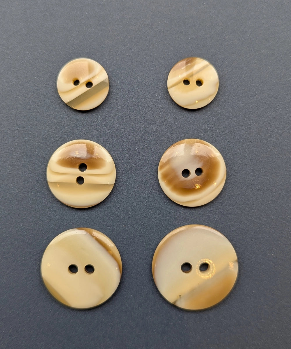 Knopf mit 2 Löchern beige-hellbraun aus Galalith in Hornoptik, ⌀ 15 mm, 20 mm, 25 mm