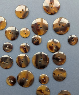 Knopf mit 2 Löchern, honigbraun aus Galalith in Hornoptik, ⌀ 15 mm, 20 mm, 25 mm