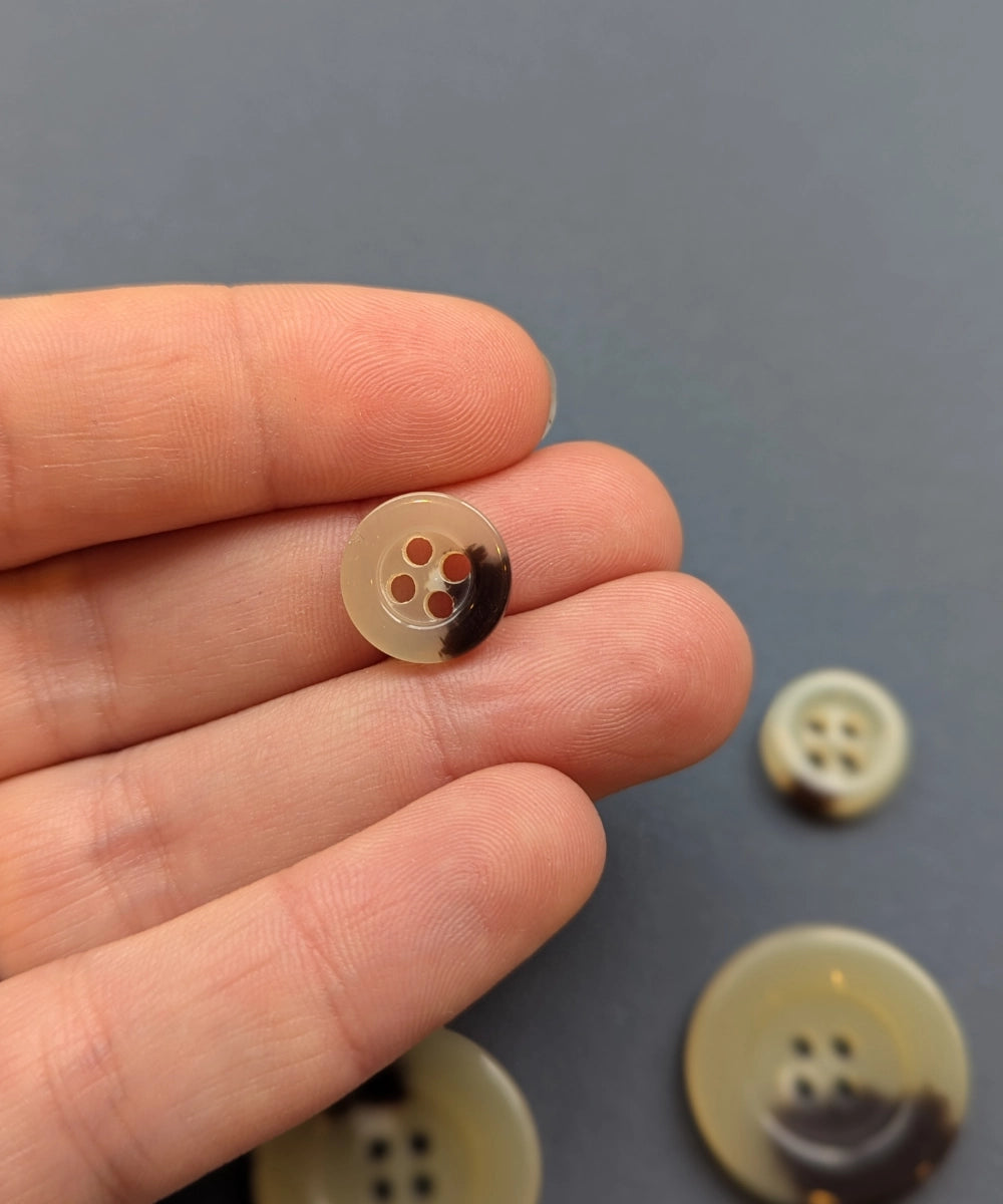 Knopf in Hornoptik mit 4 Löchern, aus Galalith ⌀ 12 mm, 23 mm