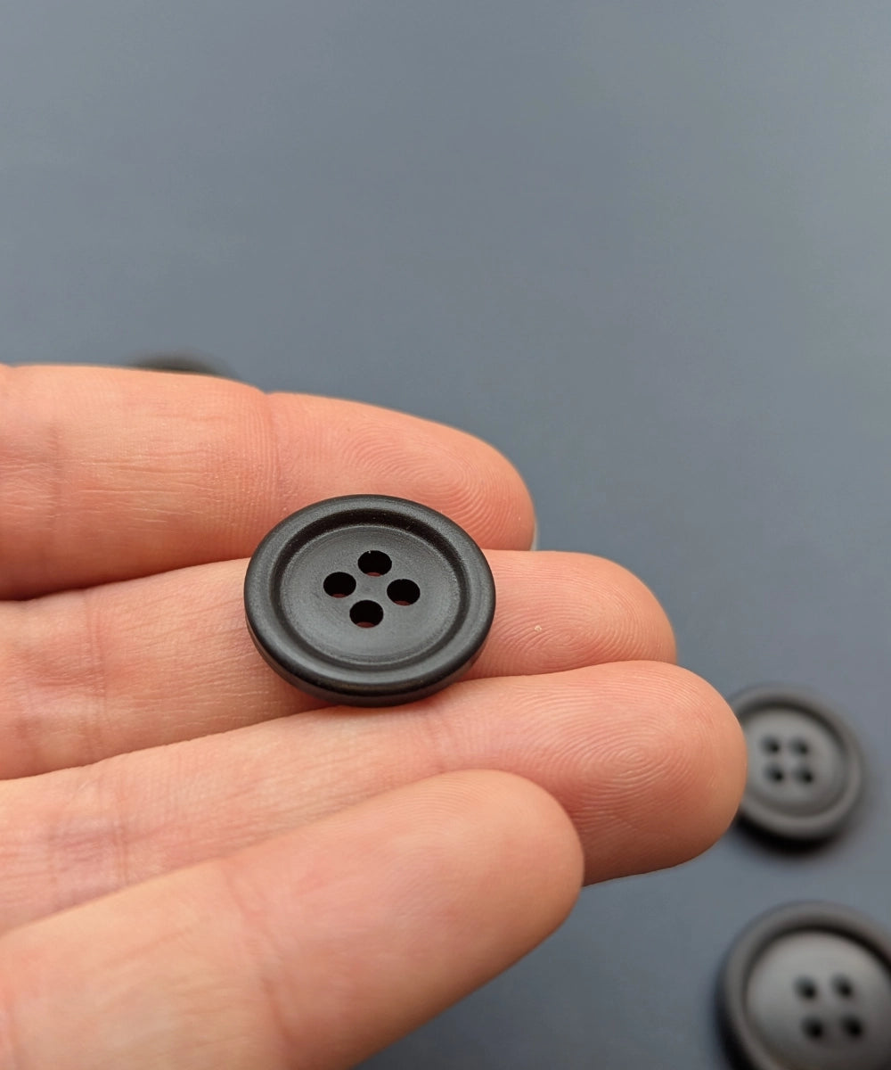 Knopf in schwarz mit 4 Löchern, aus Galalith ⌀ 18 mm, 23 mm