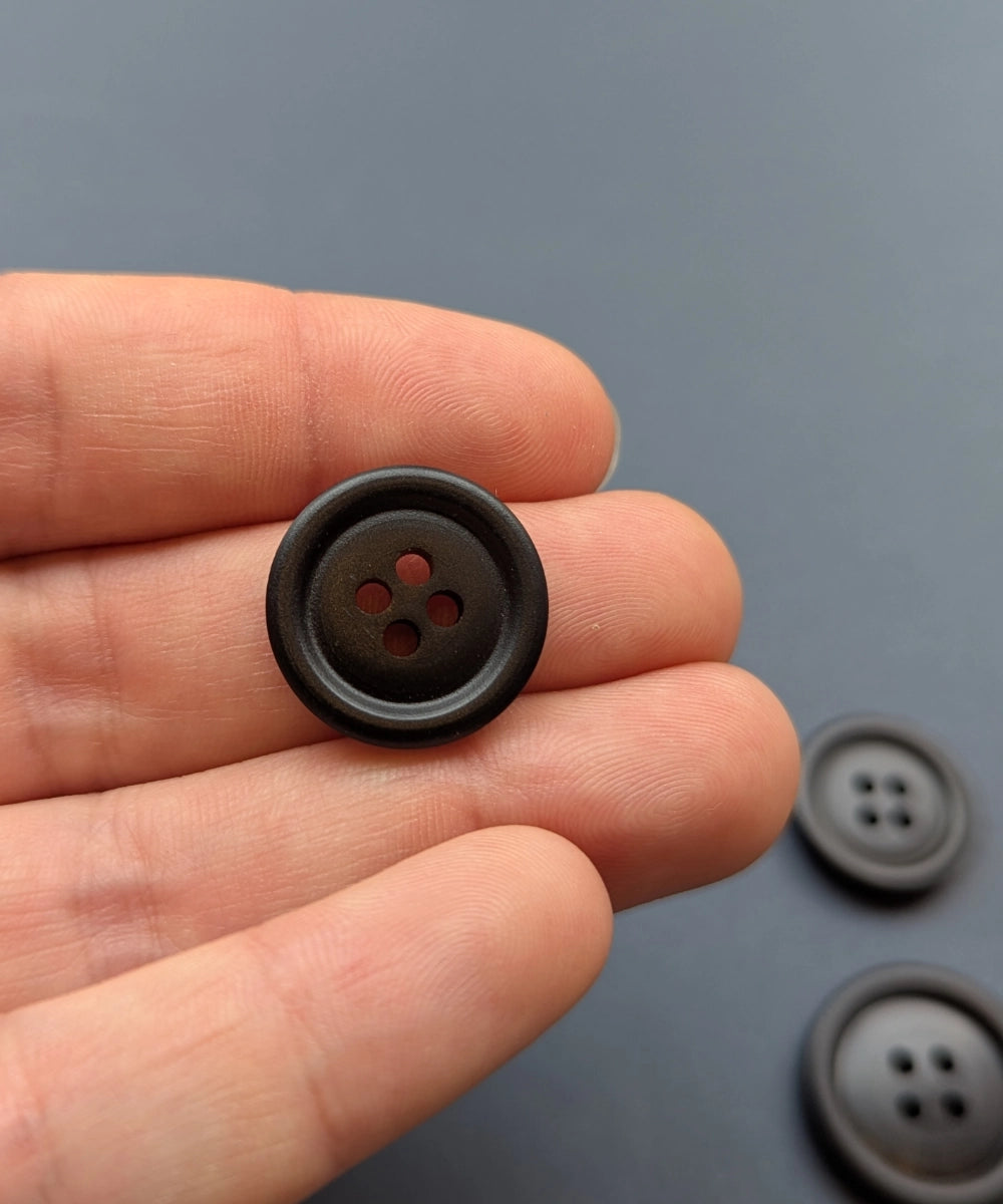 Knopf in schwarz mit 4 Löchern, aus Galalith ⌀ 18 mm, 23 mm