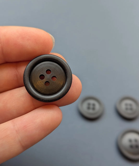 Knopf in schwarz mit 4 Löchern, aus Galalith ⌀ 18 mm, 23 mm