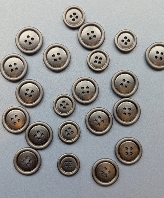 Knopf in schwarz mit 4 Löchern, aus Galalith ⌀ 18 mm, 23 mm