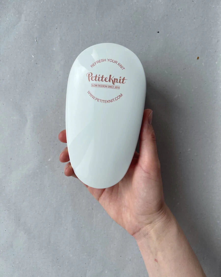 "Refresh Your Knit With PetiteKnit" - Lint Remover (Fusselrasierer)