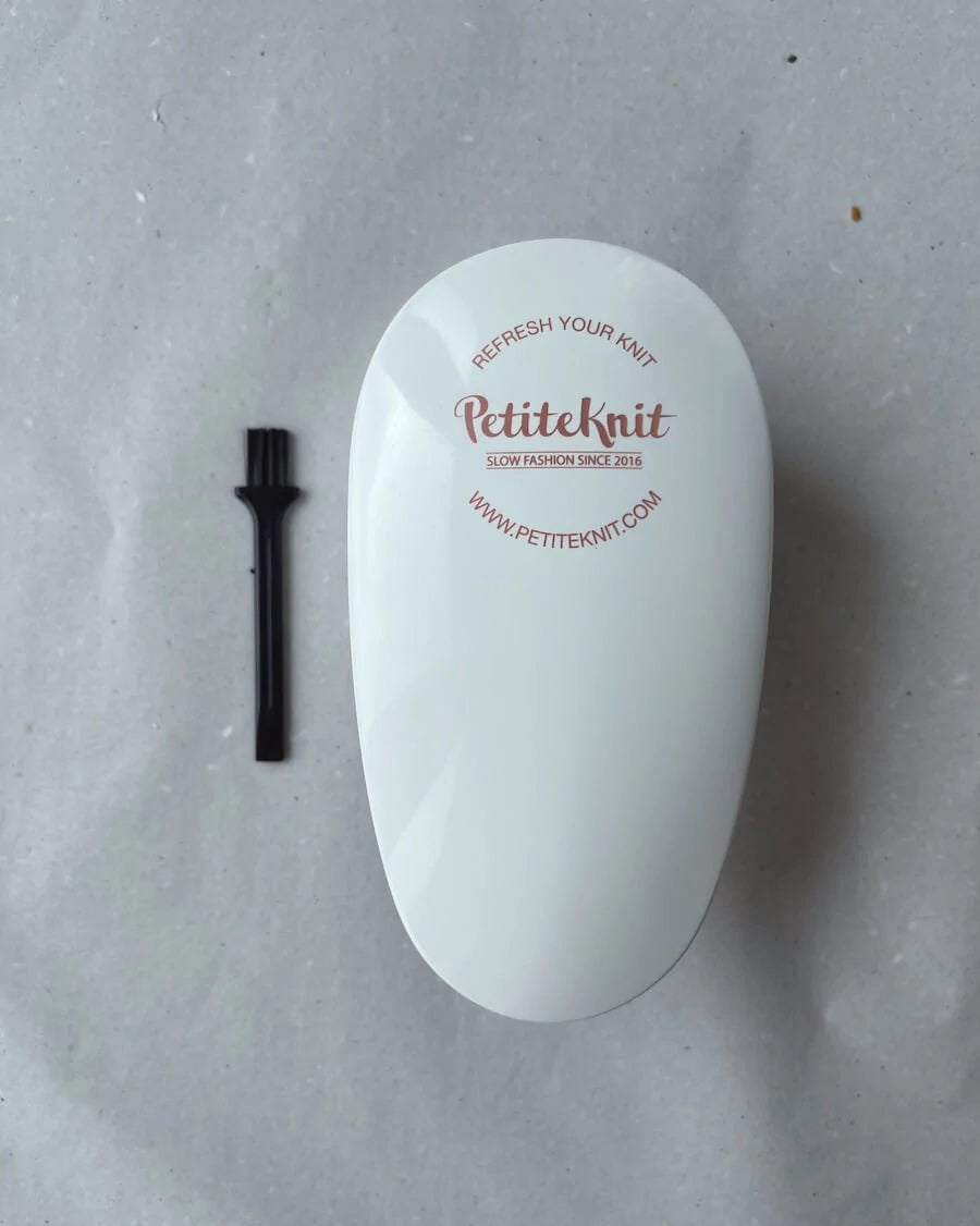 "Refresh Your Knit With PetiteKnit" - Lint Remover (Fusselrasierer)